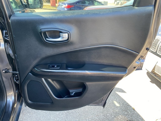 Vehicle image 25 of 33