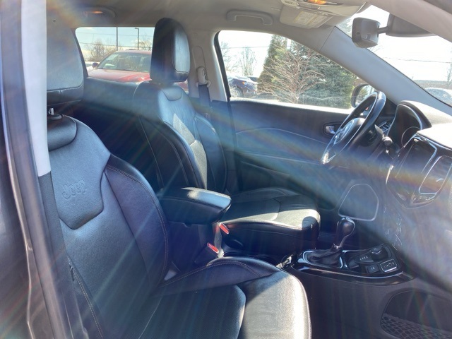 Vehicle image 28 of 33