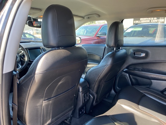 Vehicle image 17 of 33