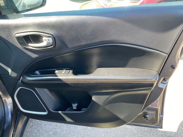 Vehicle image 29 of 33
