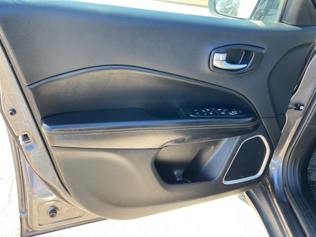 Vehicle image 16 of 33