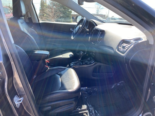 Vehicle image 27 of 33