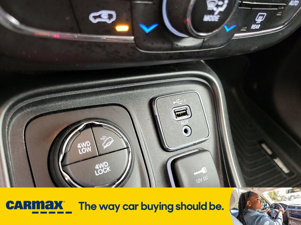 Vehicle image 25 of 27