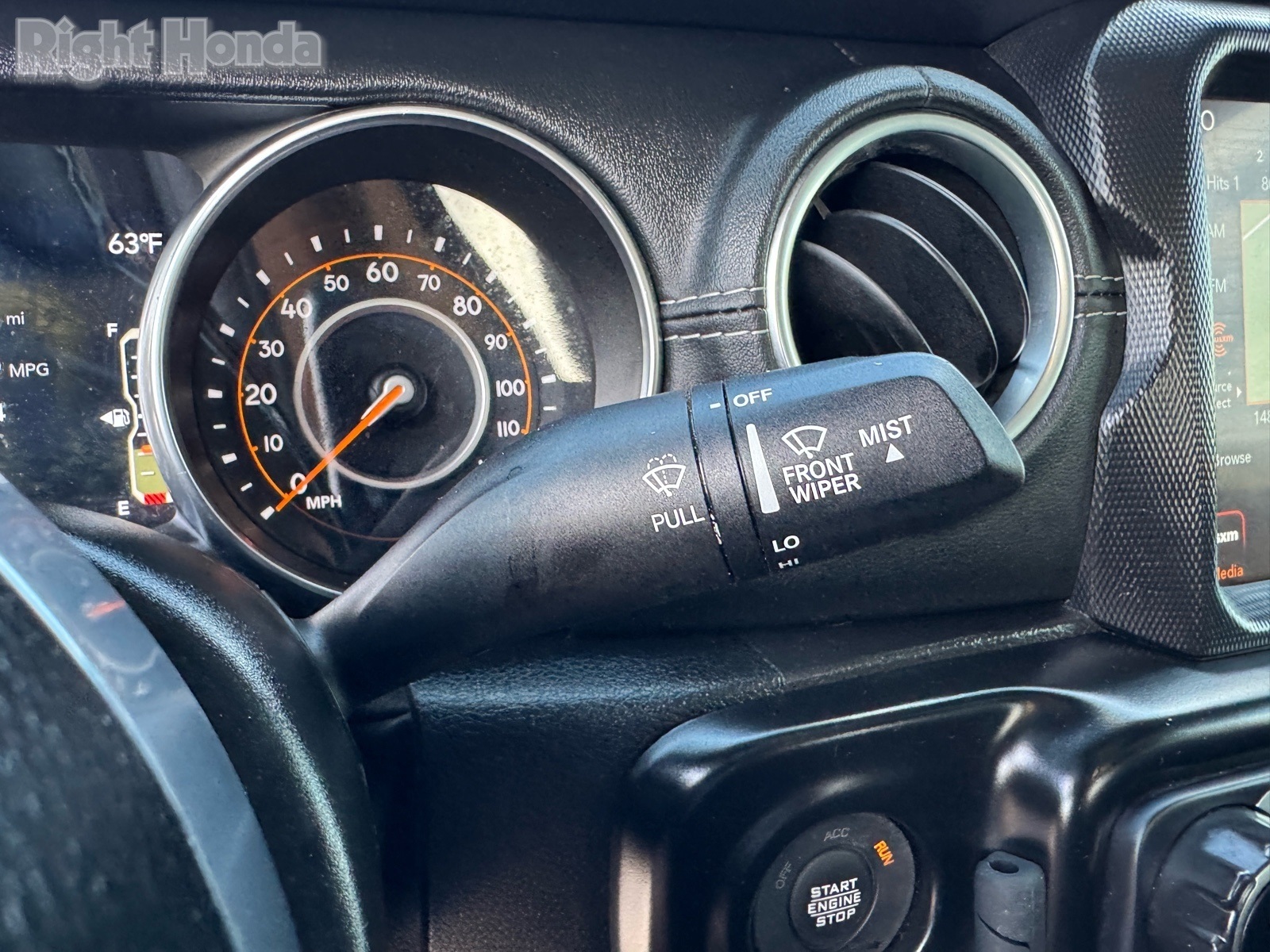 Vehicle image 17 of 28