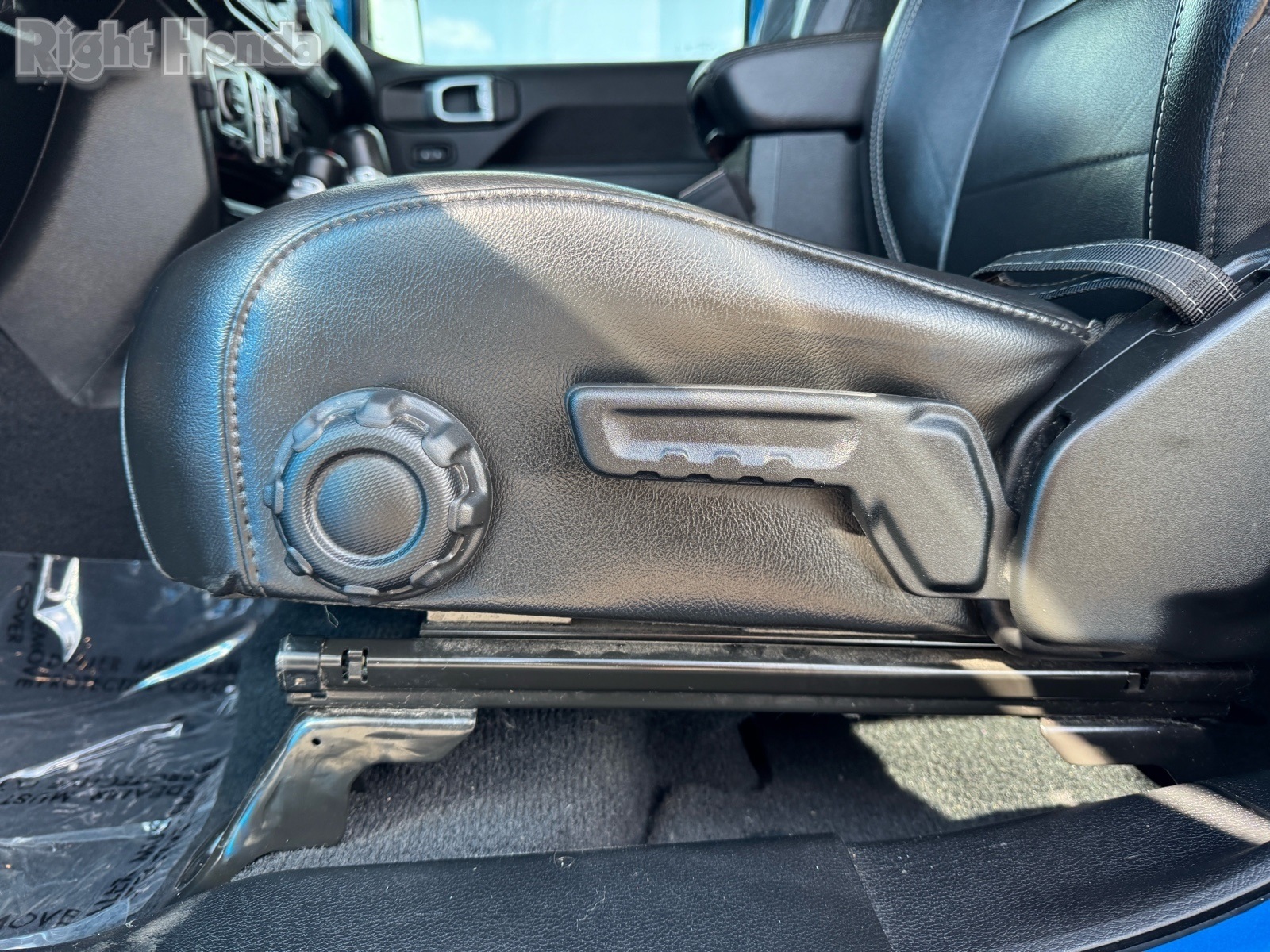 Vehicle image 21 of 28