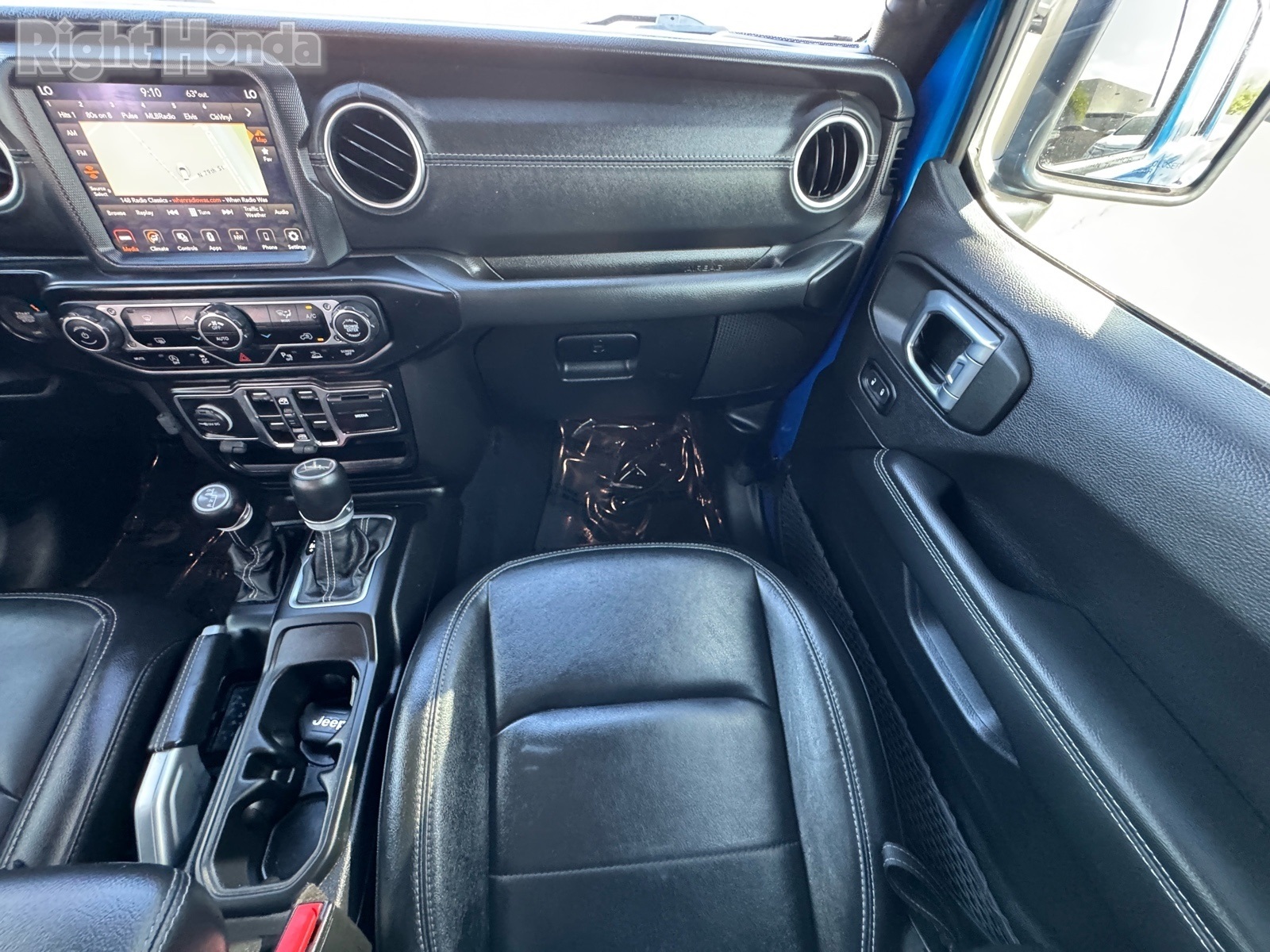 Vehicle image 25 of 28