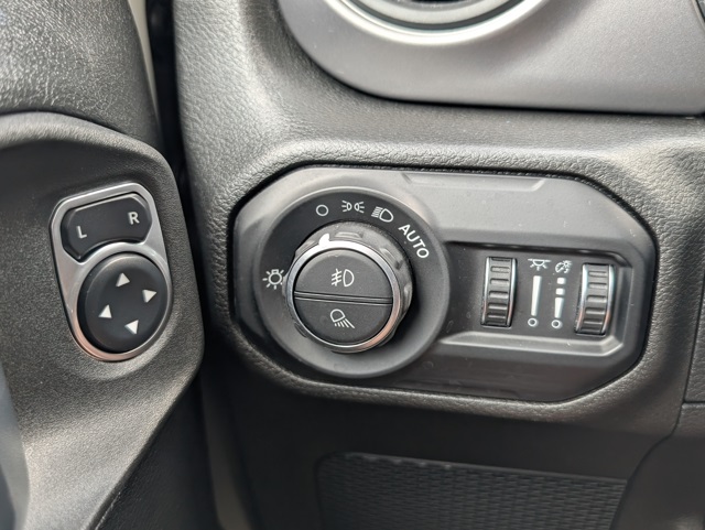 Vehicle image 26 of 30