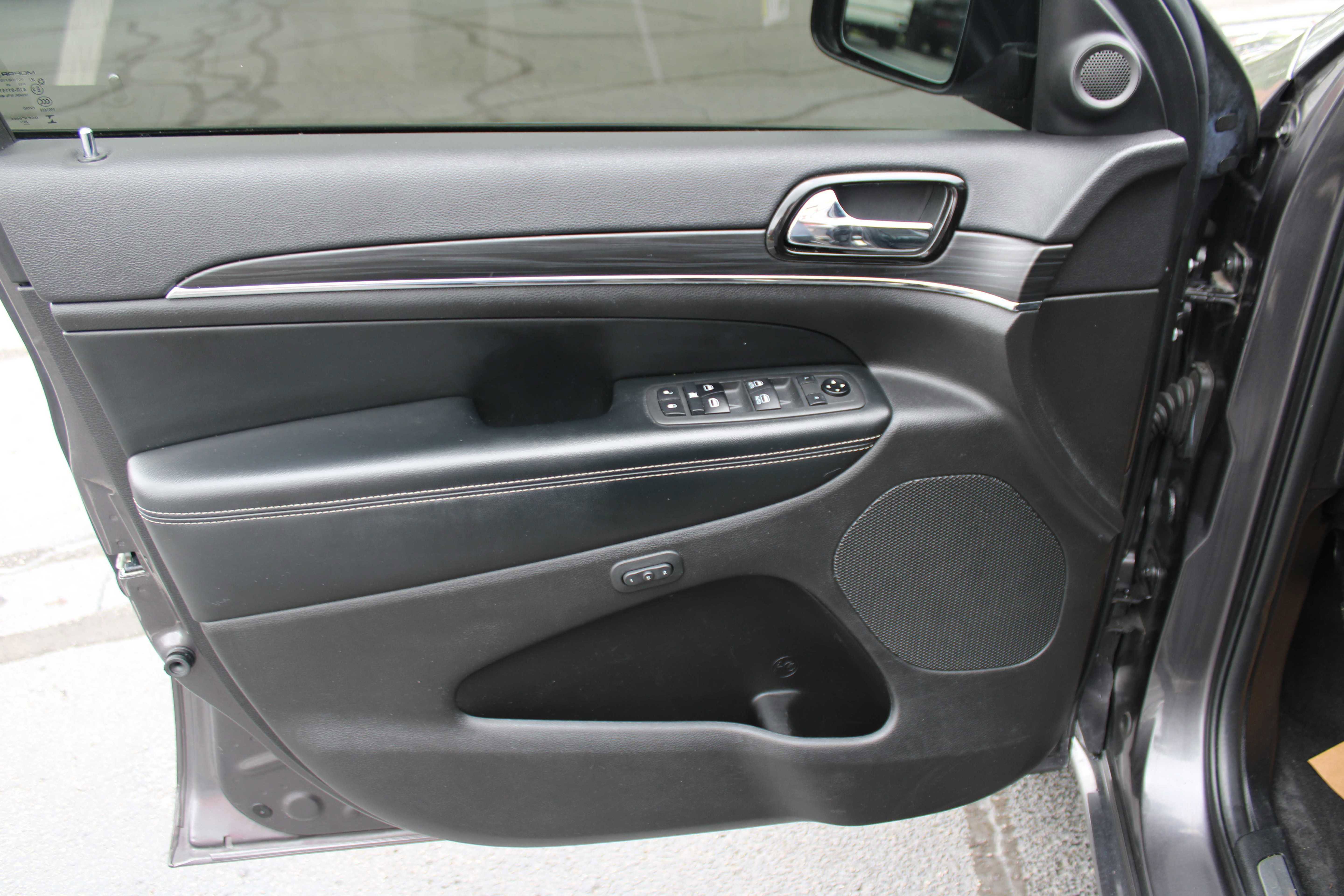 Vehicle image 21 of 26