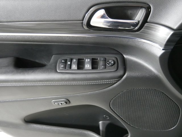 Vehicle image 28 of 42