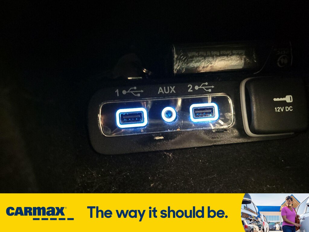 Vehicle image 24 of 32