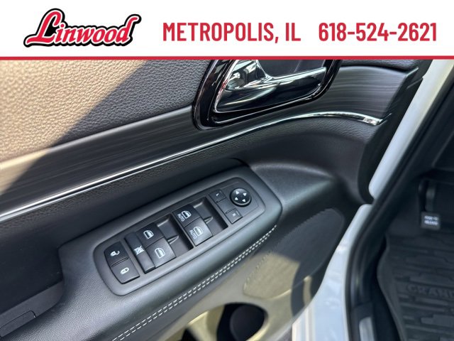 Vehicle image 16 of 40