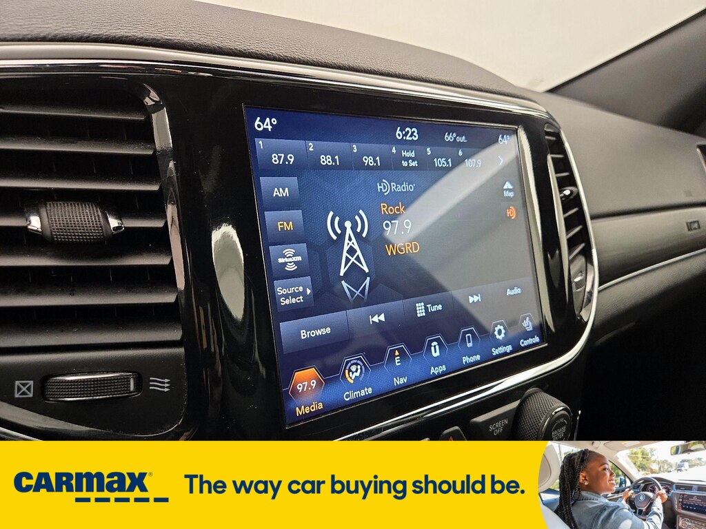Vehicle image 21 of 32
