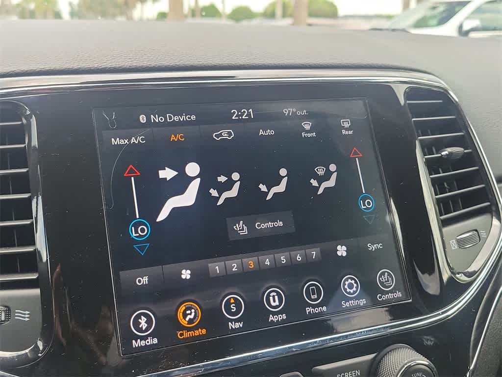 Vehicle image 25 of 33