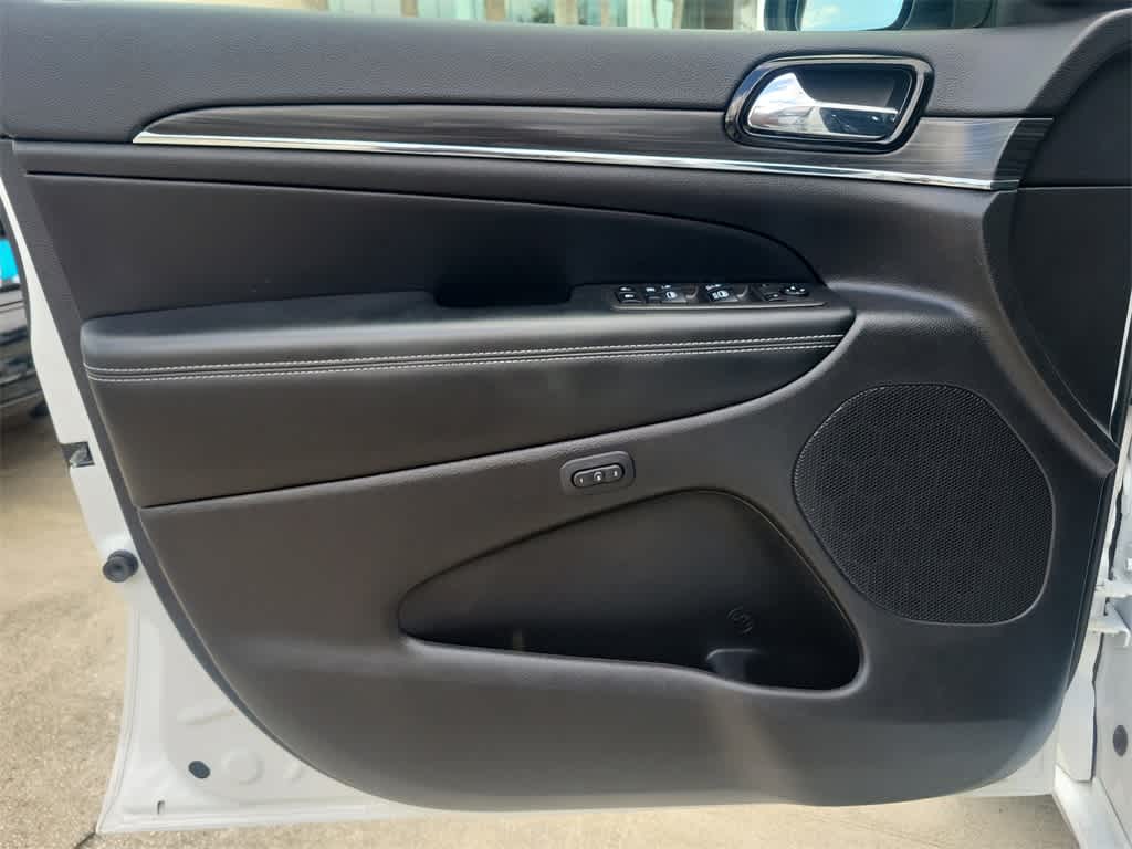 Vehicle image 14 of 33