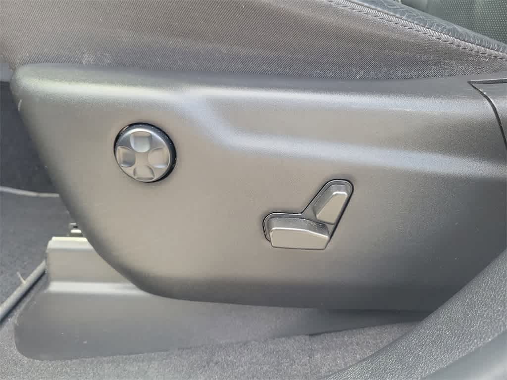 Vehicle image 17 of 33