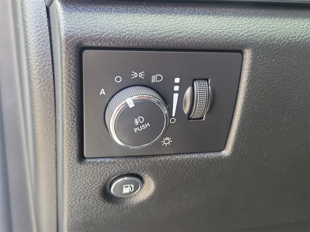 Vehicle image 18 of 33
