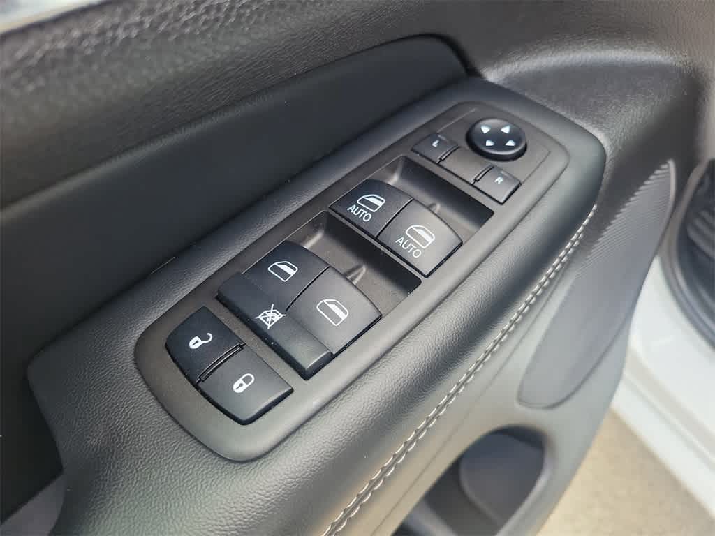 Vehicle image 15 of 33