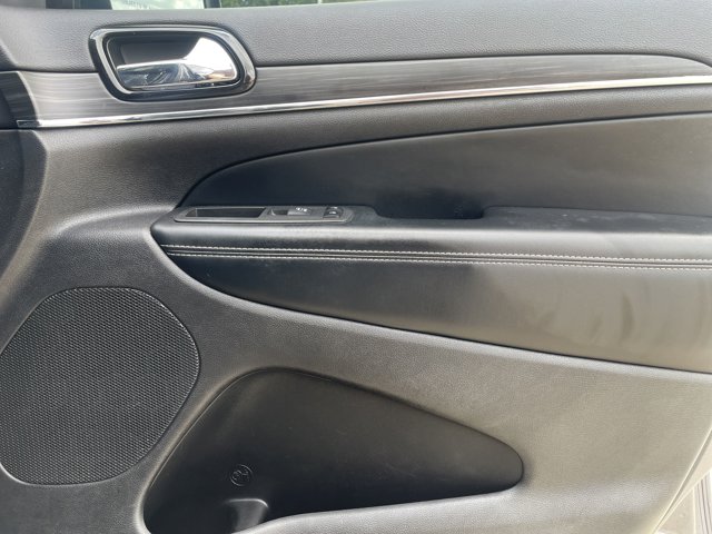 Vehicle image 18 of 42