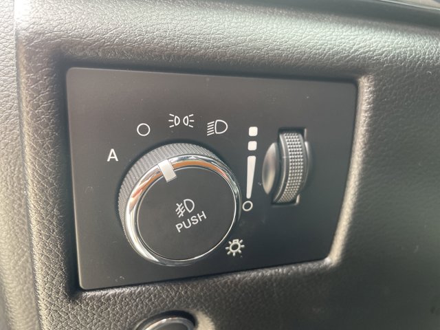 Vehicle image 28 of 42