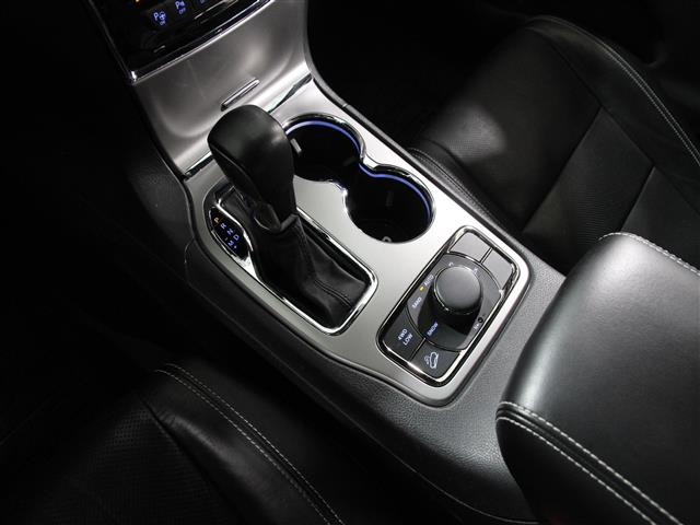 Vehicle image 17 of 25