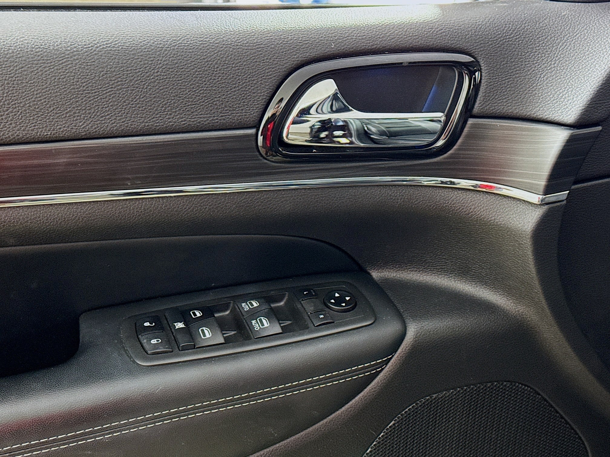 Vehicle image 21 of 32