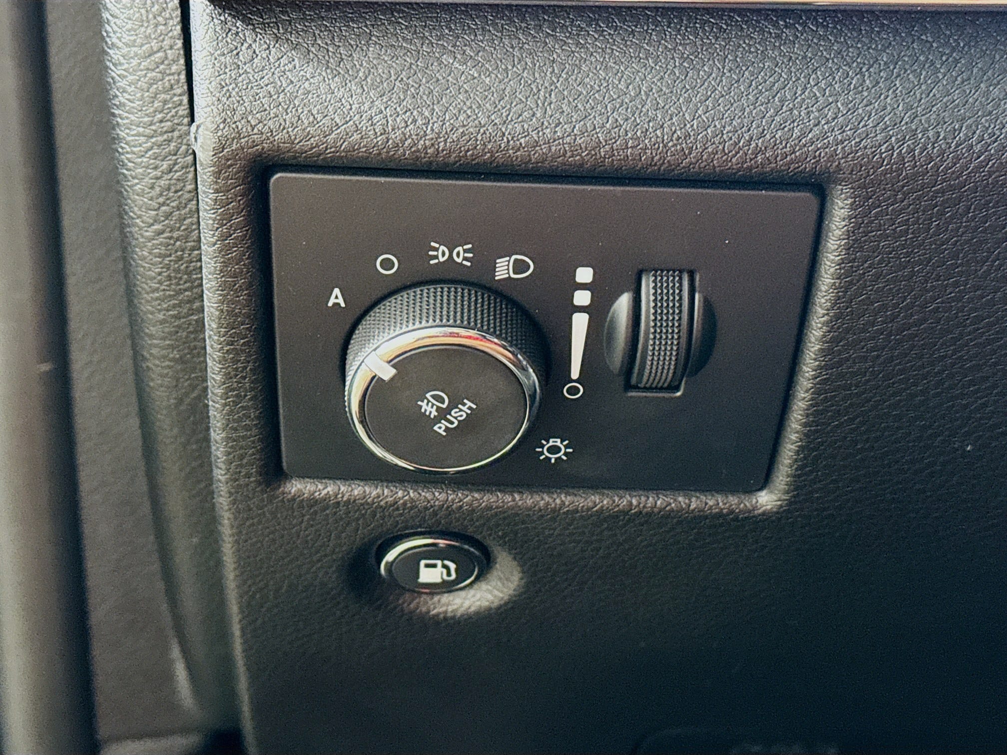 Vehicle image 14 of 32