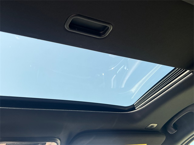 Vehicle image 33 of 34