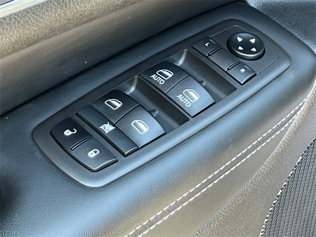 Vehicle image 28 of 34