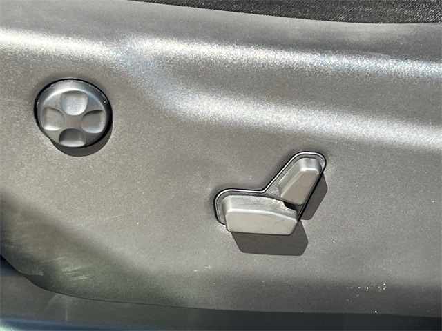 Vehicle image 21 of 34