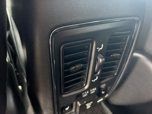 Vehicle image 21 of 32