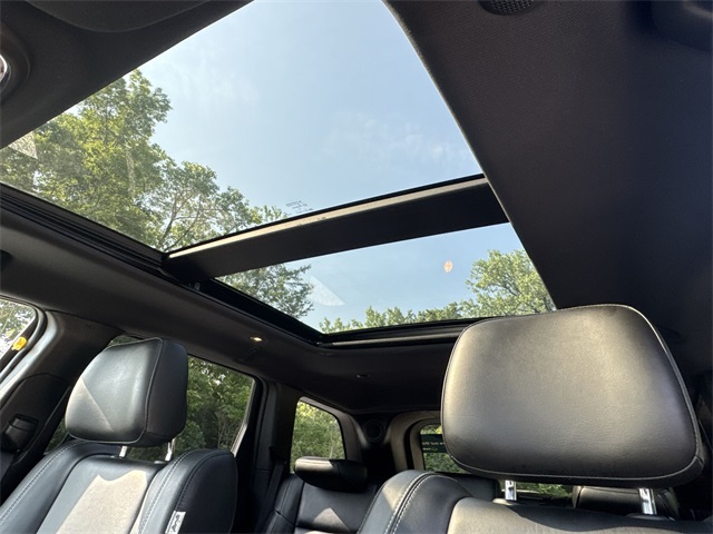 Vehicle image 31 of 33