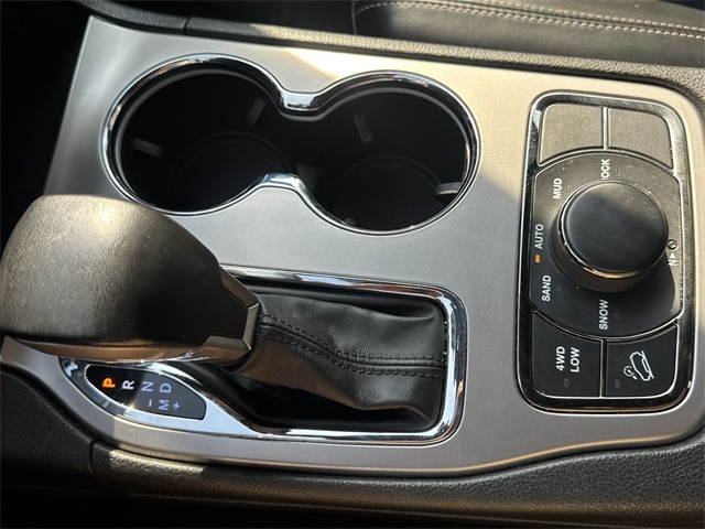 Vehicle image 23 of 33