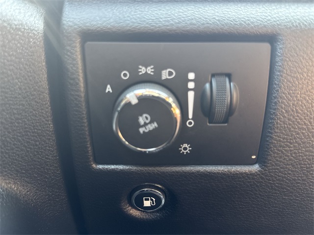 Vehicle image 27 of 33