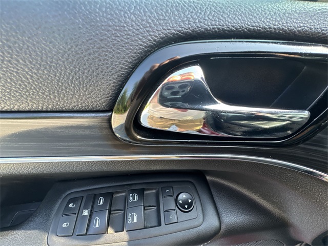 Vehicle image 28 of 33