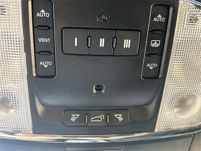 Vehicle image 25 of 33