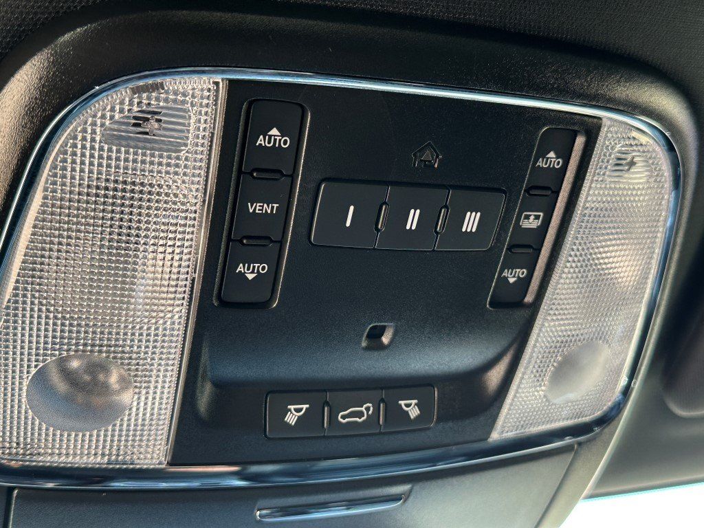 Vehicle image 33 of 35