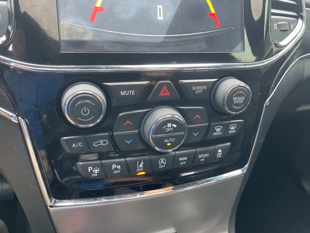 Vehicle image 27 of 34