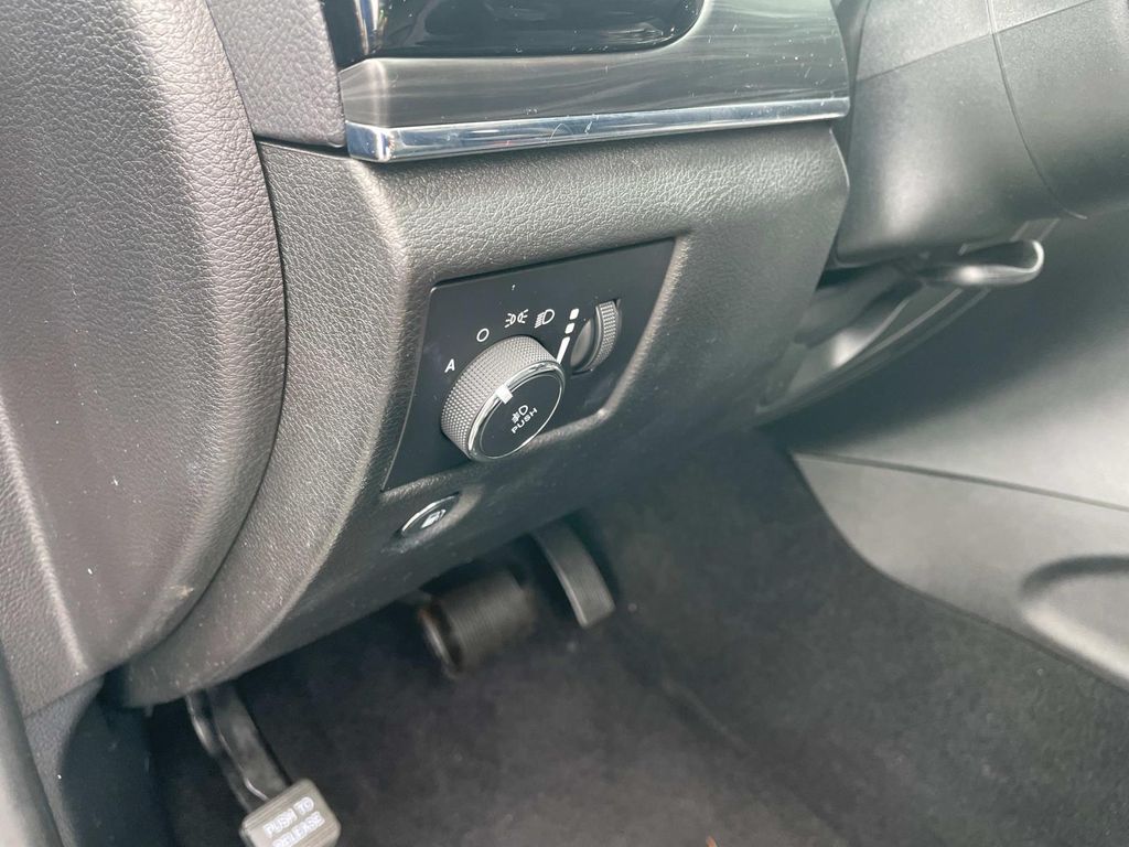 Vehicle image 22 of 34