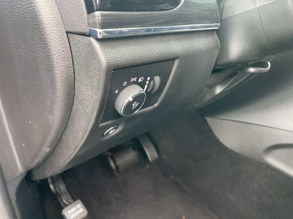 Vehicle image 23 of 34