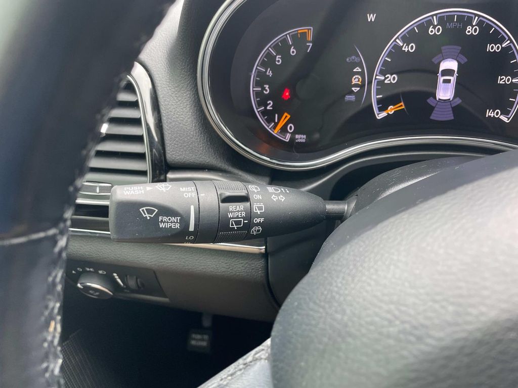 Vehicle image 33 of 34