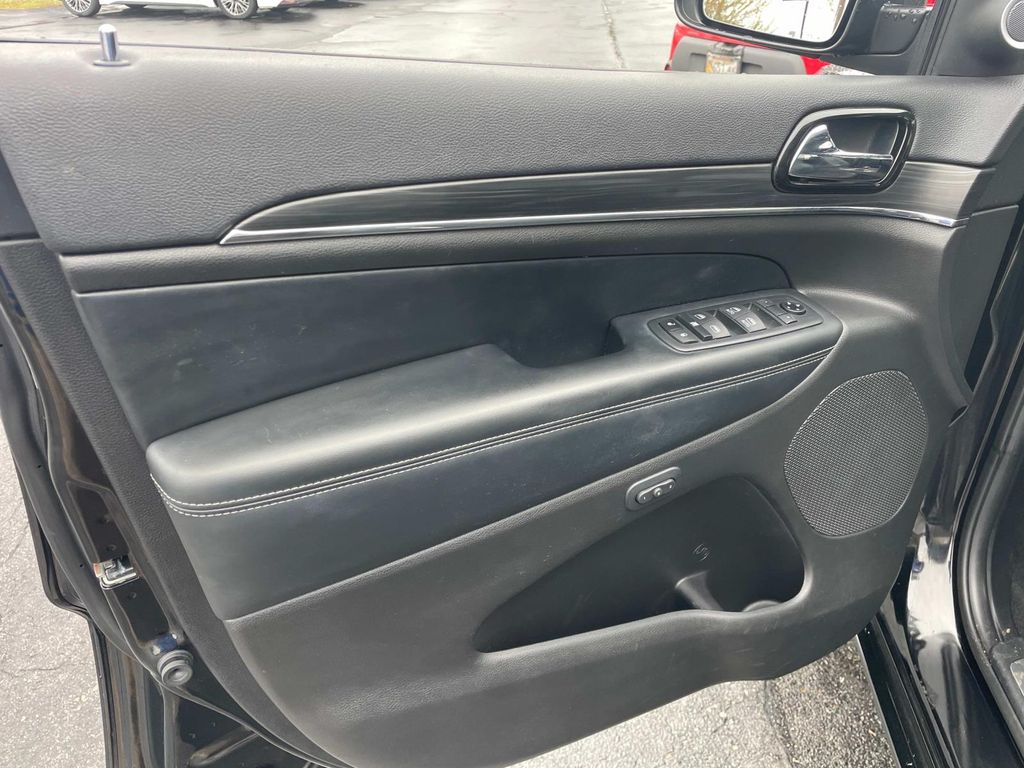 Vehicle image 18 of 34