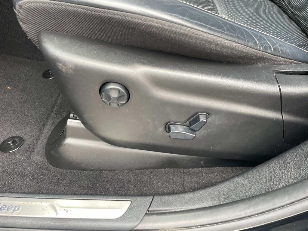 Vehicle image 20 of 34