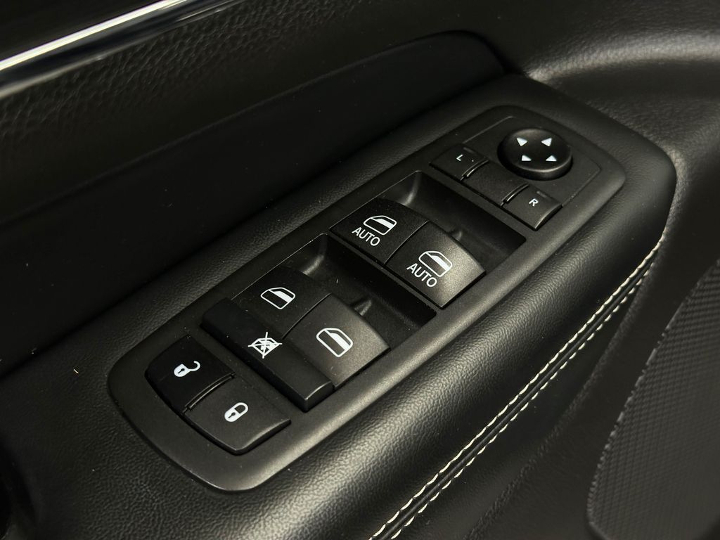 Vehicle image 26 of 38