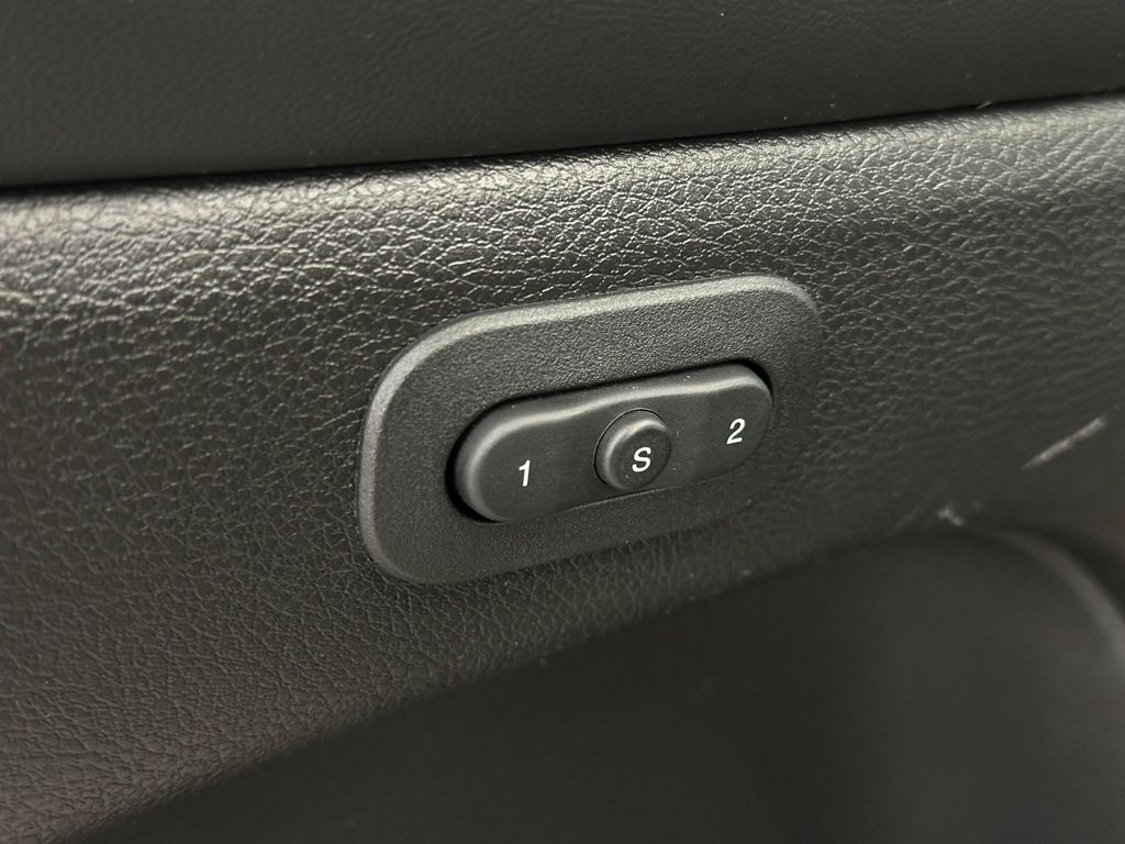 Vehicle image 27 of 38