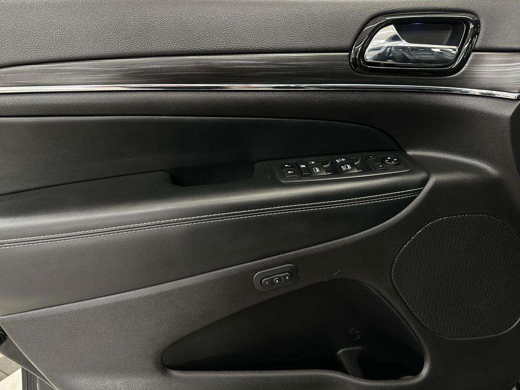 Vehicle image 25 of 38