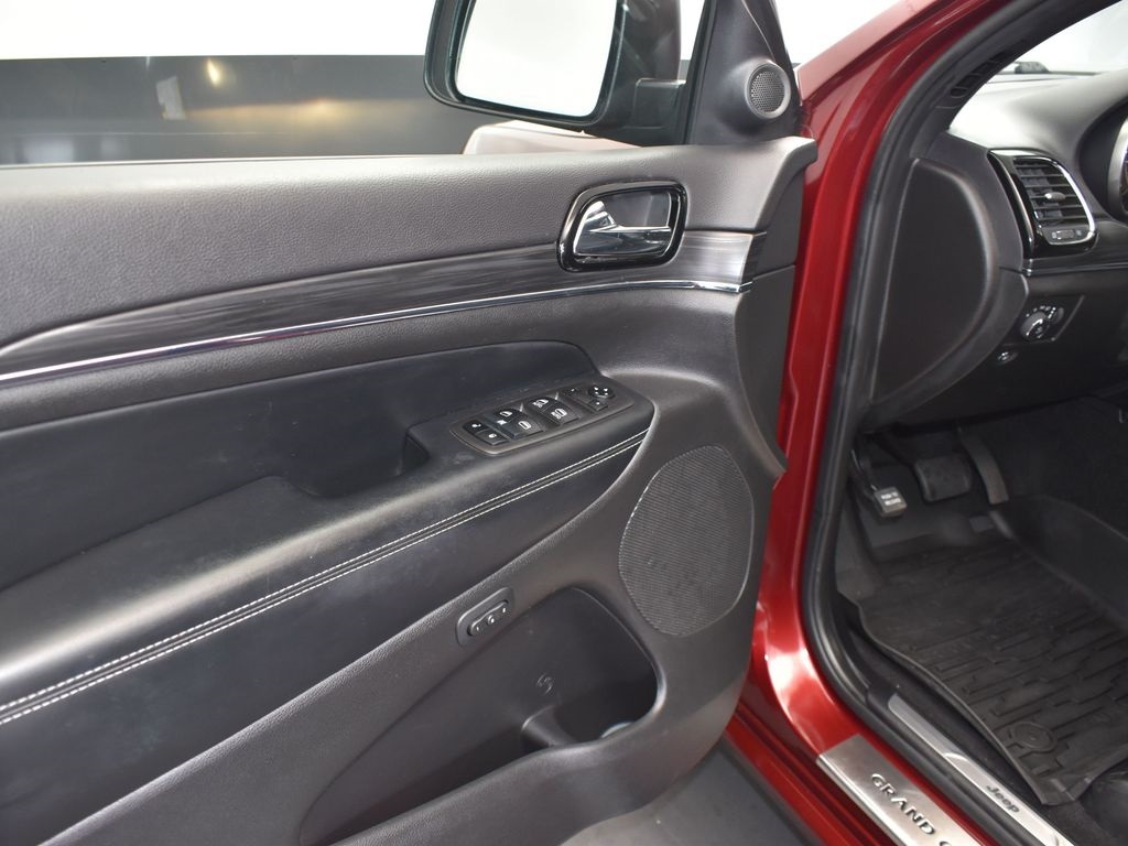 Vehicle image 32 of 54