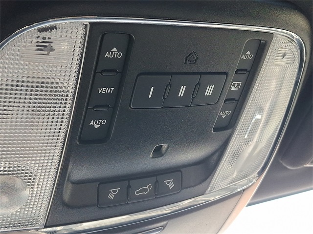 Vehicle image 27 of 33