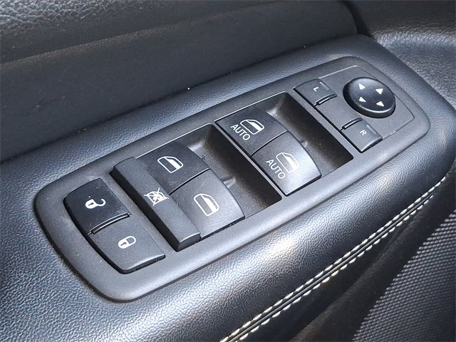 Vehicle image 28 of 33