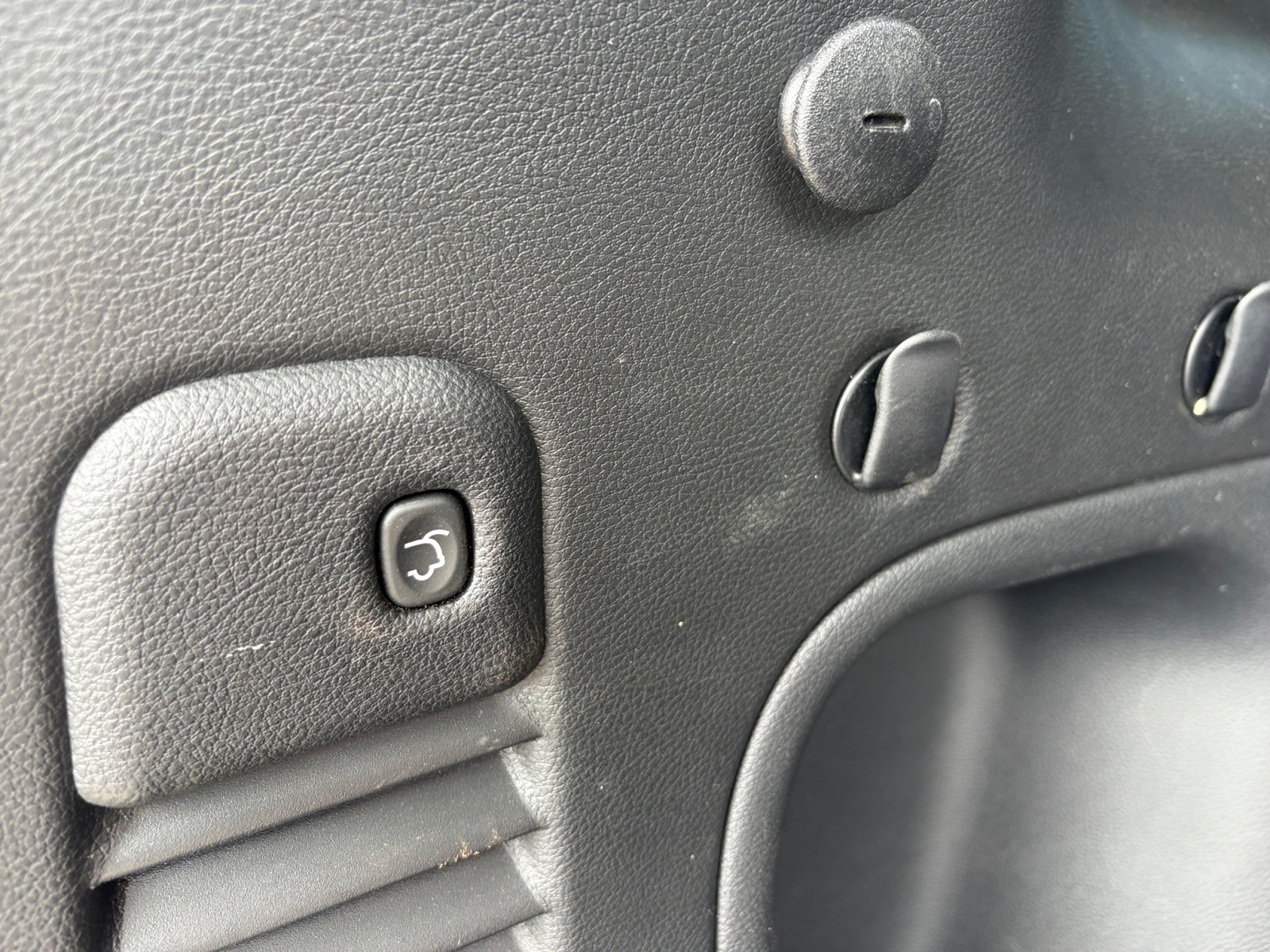 Vehicle image 21 of 34