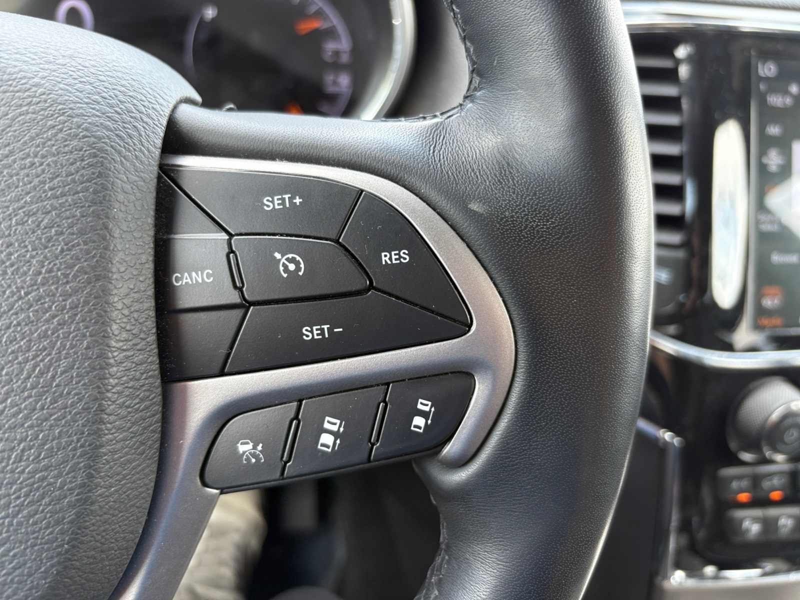 Vehicle image 25 of 34